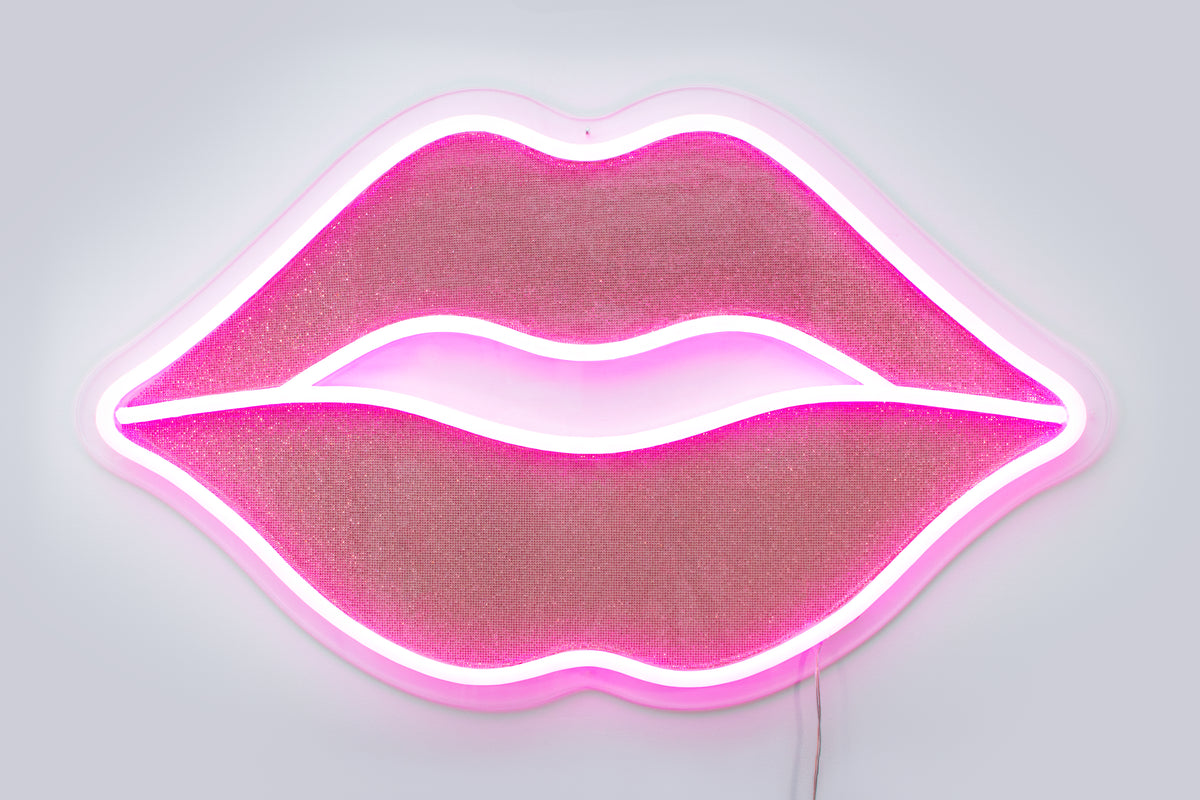 Lips with glitters and light pink outline